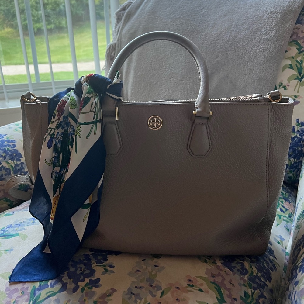 Tory Burch tote bag, in good condition with minor wear and tear.